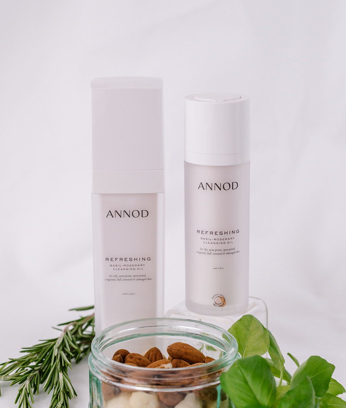 A set consisting a 30 ml and 100ml of Refreshing Basil- Rosemary Cleansing Oil with natural leaves of basil and rosemary